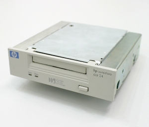 Streamer Hewlett Packard (HP) SureStore DAT24i C1555D, DDS-3, 12/24GB, 4mm, internal tape drive  ()
